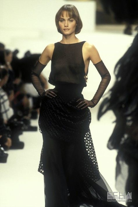 Chanel Gown, Chanel 1994, Summer Couture, 90s Chanel, Chanel Spring Summer, Amber Valletta, Runway Fashion Couture, Original Supermodels, Fashion Chanel