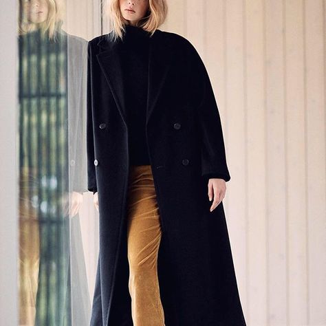 Hey Siri, is it cold out there?-#aritzia #woolcoat #fallstyle #peacoat #bundleup Aritzia Slouch Coat, Aritzia Slouch, Slouch Coat, Wool Coat Outfit, Patch Blouse, Fashion Shooting, Minimalist Fashion Women, Winter Capsule Wardrobe, Coat Outfit