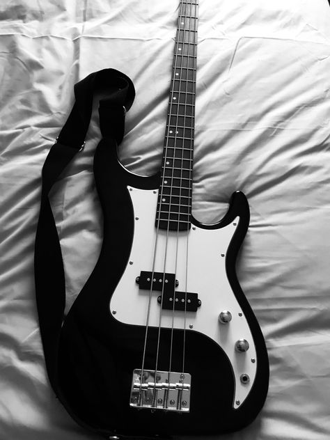 Bass Gutair Aesthetic, Electric Guitar Aesthetic Black, Bass Guitar Pictures, Black And White Bass Guitar, Bass Electric Guitar, Electric Bass Guitar Aesthetic, Bass Astethic, Guitar Aesthetic Black, Black Electric Guitar Aesthetic