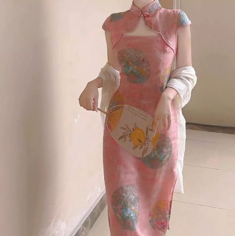 Pink chinese traditional dress. Pink aesthetic. Cute girl with fan. Qipao Vintage, Chinese Traditional Dress, Elegant Ladies, Cheongsam Dress, Summer Prints, Chinese Dress, Pink Summer, Style Women, New Classic