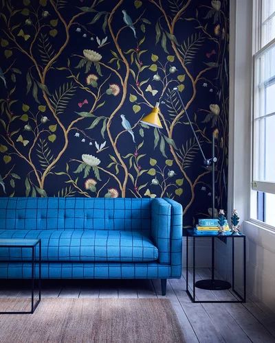 Interior Wall Painting Designs, Modern Wallpaper Living Room, Dark Blue Rooms, Wallpaper Designs For Walls, London Living Room, Navy Living Rooms, Navy Blue Living Room, Wallpaper Hp, Cellar Design