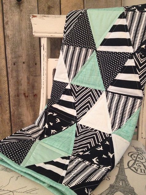 cute.  I would do different colors. Black And White Quilt, Elephant Quilt, Black And White Quilts, Quilt Modernen, Quilt Baby, Triangle Quilt, White Quilt, Patchwork Quilt, Quito