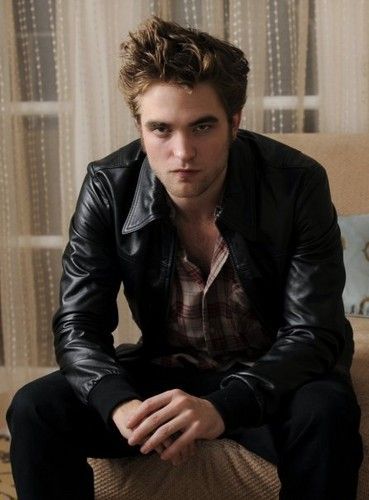 Robert Pattinson Hair, Robert Pattinson News, Curly Hair Up, Middle Hair, Before And After Haircut, Robert Douglas, Trendy Mens Haircuts, Guy Haircuts Long, New Short Hairstyles