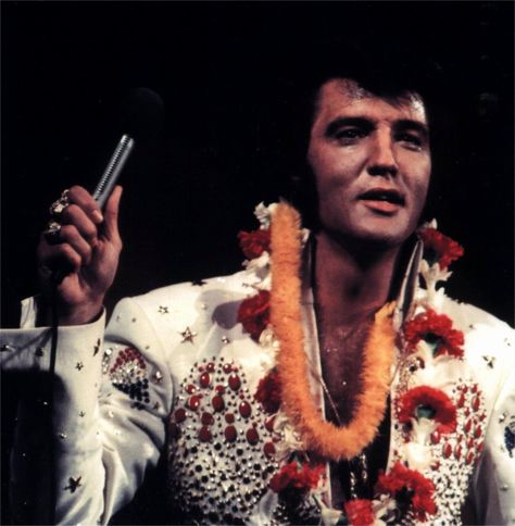 Elvis in concert in Hawaii january 14 1973. Elvis Presley Hawaii, Elvis Aloha From Hawaii, Aloha From Hawaii, King Elvis Presley, Elvis In Concert, Hawaii Pictures, First Live, Elvis Presley Pictures, Elvis Presley Photos