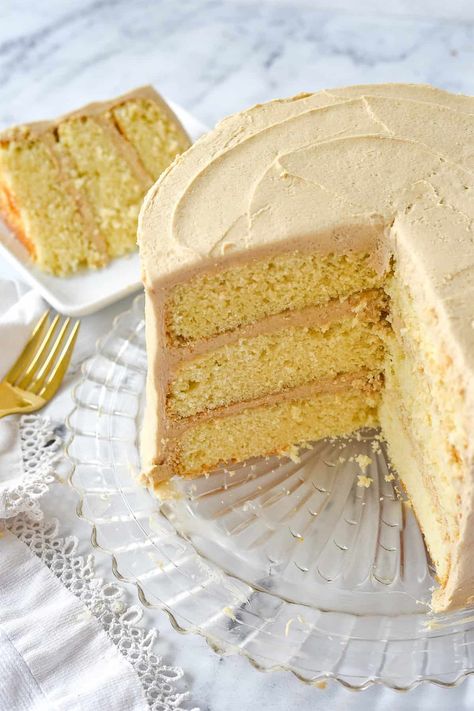 The secret to a good caramel cake is all in the frosting.  This light, tender and moist yellow cake is frosted with an amazing caramel buttercream frosting. Caramel Buttercream Frosting, Moist White Cake, Caramel Cake Recipe, Moist Yellow Cakes, Caramel Icing, Brunch Desserts, Caramel Buttercream, Caramel Frosting, Ice Cream Pies