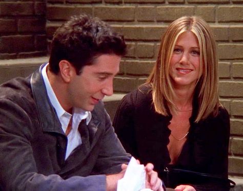 Friends Ross And Rachel, Friends Season 8, Friends Serie, Rachel Hair, Rachel Green Friends, Ross And Rachel, 90s Fits, Friends Season, Ensemble Cast