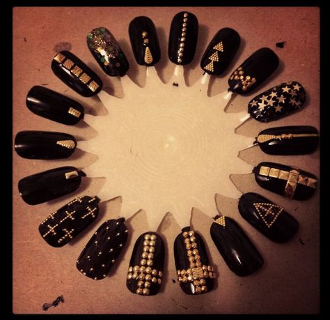 Always blk n gold Studs Nail Art, Studded Nail Art, Nails With Studs, Studs Nails, Nail Studs, Punk Nails, Gothic Nails, Gel Powder, Studded Nails