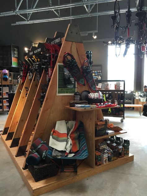 Ski Display, Interior Design Store, Hiking Store, Shoe Store Design, Camping Store, Interior Shop, Retail Interior Design, Retail Store Interior, Deco Studio