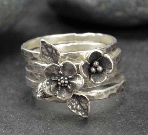 Jewelry Bangles, Flower Rings, Silver Flower Ring, Black Gold Jewelry, Metalsmithing Jewelry, Metal Clay Jewelry, Sterling Silver Flowers, Diy Schmuck, Forget Me Not