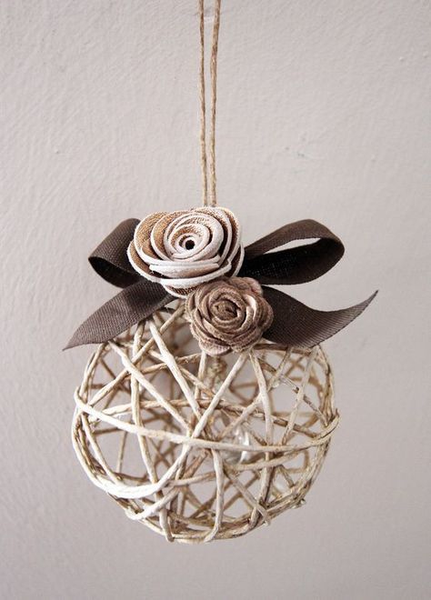 Palline di Natale fai da te in stile Shabby Chic | DIY Christmas ball Shabby Chic style • #DIY #christmas #christmasball #christmasDIY #shabbychic Shabby Chic Christmas Decorations, Chic Christmas Decor, Fest Temaer, Dekor Diy, Shabby Chic Christmas, Navidad Diy, Chic Christmas, Xmas Ornaments, Christmas Deco