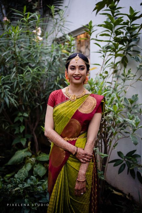 Bride wearing a green and maroon saree with temple jewellery. South Indian Bridal Saree, Saree South Indian, Gold Silk Saree, Telugu Bride, Photo Of Bride, Maroon Saree, Bridal Sarees South Indian, Indian Bridal Sarees, Indian Sari Dress