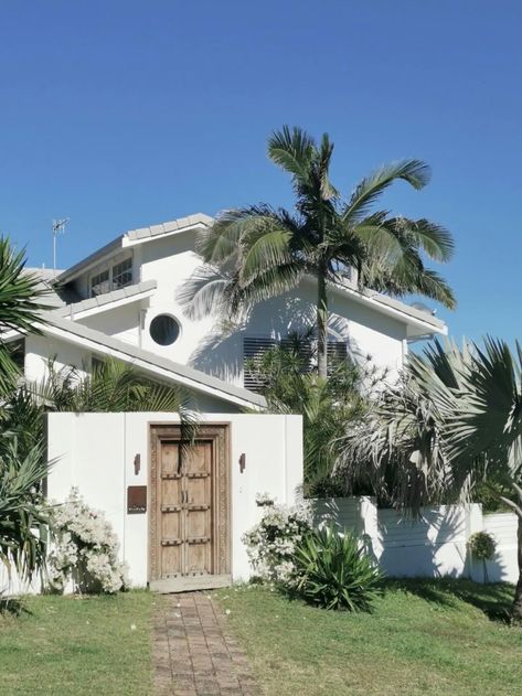 Byron Bay House Exterior, Byron Bay Architecture, Byron Bay House, Peaceful House, Modern Mediterranean Home, Surf Room Decor, Pool Surrounds, Surf Room, Australia House