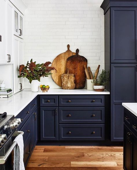 Studio McGee on Instagram: “All is right in this kitchen with vintage bread boards + that perfect shade of rich blue cabinetry. 👌🏼 Design: @alison_giese for…” Sustainable Interior Design, Farmhouse Kitchen Design, 아파트 인테리어, Gorgeous Kitchens, Studio Mcgee, Upper Cabinets, Blue Kitchens, Unique Kitchen, Kitchen Shelves