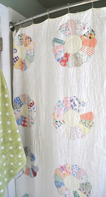 Quilt as a shower curtain Repurposed Fabric Shower Curtain, Quilted Shower Curtain Ideas, Quilt Repurpose, Vintage Shower Curtains, Quilt Decor, Quilted Curtains, Quilt Display, Mom Ideas, Quilts Decor