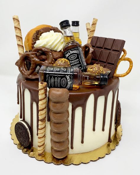 Cake With Jack Daniels Bottles, Birthday Cake Jack Daniels, Cake With Bottle, Stock The Bar Cake Ideas, Chocolate Drip Cake Birthday Men, Drip Cake Ideas For Men, Jack Daniels Cake For Men, Jack Daniels Birthday Cake, Tort Jack Daniels