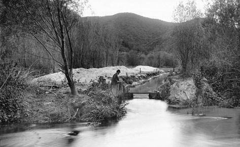 Imagine the Los Angeles River before its metamorphosis into a concrete flood control channel, and Mark Twain’s quip about falling into a California river and coming out “all dusty” might come to mind. But the historical record, including photos like the one above, paints a much different picture. Los Angeles River, Griffith Park, California History, San Fernando Valley, Vintage Los Angeles, Historic Photos, City Of Angels, Travel Advice, Santa Monica