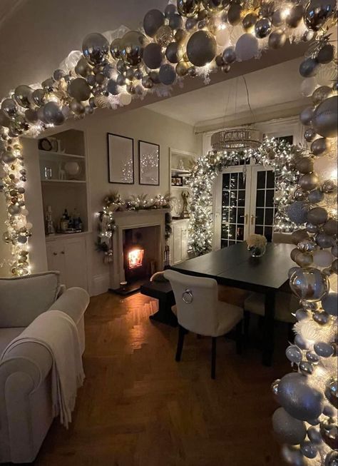 Pretty Christmas Decorations, Christmas Decorations Apartment, Cozy Christmas Decor, Christmas Apartment, Dream Apartment Decor, Christmas Decor Inspiration, Christmas Themes Decorations, Christmas Interiors, White Christmas Decor