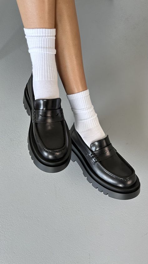 Black Loafer Outfits Women, Social Shoes, Loafer Outfits Women, Female Loafers, Black Loafers Outfit, Loafer Outfits, Trendy Loafers, Loafers Summer, Womens Loafers Black