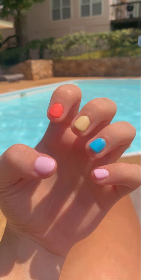 Summer Nail Polish Ideas For Short Nails, Easy Summer Short Nails, Summer Nails For Short Nails Simple, Summer Nails Very Short, Cute Regular Nail Polish Nails, Short Beach Nails Gel, Cute Nail Designs On Natural Nails, Cute Short Easy Nails, Summer Nails Kids Short