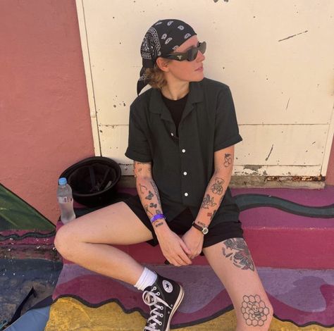 Masc Festival Outfit, Masc Lesbian Style Summer, Hallyn Bellairs, Alli Bellairs Outfits, Masc Vacation Outfits, Festival Outfits Masc, Lesbian Festival Outfit, Masc Outfits Summer Women, Queer Festival Outfit