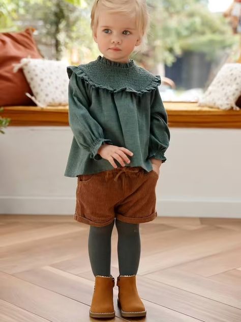 Winter Shorts Outfits, Wander Outfit, Fall Family Outfits, Cord Shorts, Corduroy Blouse, Girls Fall Fashion, Baby Mode, Toddler Winter, Look Retro