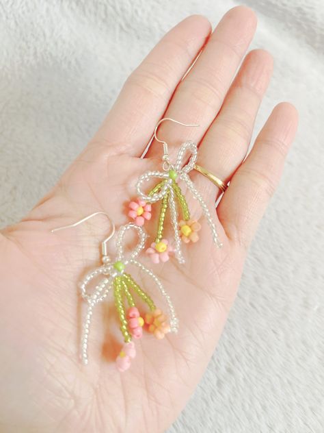 Welcome to my shop! 🌈 Handmade beaded Coneflower earrings. These gorgeous flower earrings feature colorful beads.  🌈 CARE TIPS - Do not wear it while bathing, sleeping, or doing any water activities. - Store jewelry in a cool, dry area. - Avoid kinking the jewelry. 🌈 Made with love and care by me 💕 🌈 If you have any questions, feel free to message me! 🌈 If you have received a damaged package, please contact us and provide pictures of the damaged painting. We will find a solution that is su Flower Bouquet Earrings, Bead Butterfly, Diy Resin Earrings, Beaded Flower Earrings, Beaded Bouquet, Anting Manik, Wire Jewelry Patterns, Diy Hair Accessories Ribbon, Seed Bead Flowers