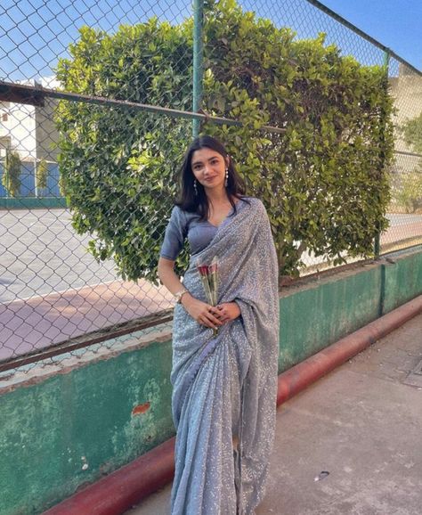 Graduation Saree Ideas, Simple Sarees For Farewell, Elegant Saree For Farewell, Saree For Girls Farewell, Farewell Sarees Colleges, Convocation Saree, Saree For Farewell, Saree Farewell, Farewell Saree