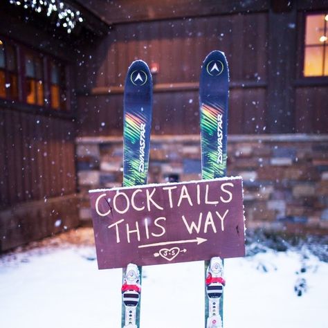 13 Ideas for a Snow Bunny-Approved Après Ski Party | Brit + Co Ski Lodge Party, Apres Ski Bar, Schnee Party, Ski Bar, Ski Party, Apres Ski Party, Ski Decor, Party Trends, Retro Ski