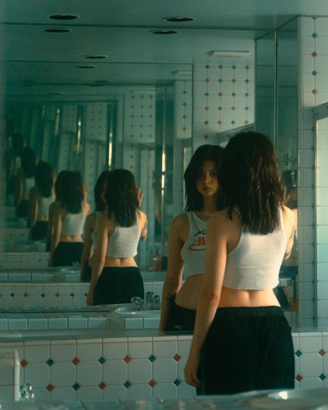 A photo of a women being reflected infinitely between two mirrors causing an illusion of multiple dimensions Shotting Photo, Photographie Portrait Inspiration, Poses References, Body Reference, Cinematic Photography, Pose Reference Photo, 인물 사진, Photo Reference, Photography Inspo