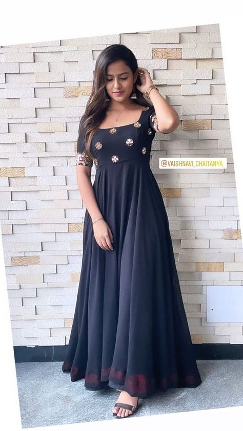 Normal Blouse Designs, Normal Blouse, Designer Anarkali Dresses, Long Frock Designs, Long Gown Design, Simple Frocks, Anarkali Dress Pattern, Frock For Women, Long Kurti Designs