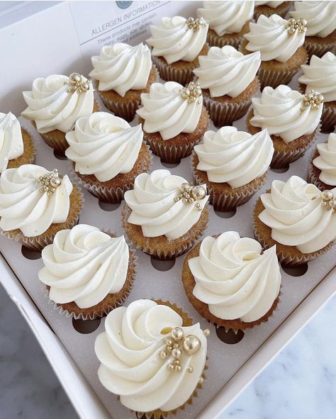 White Cupcakes With Pearls, Cupcakes Decoration For Wedding, Wedding Cupcakes Ideas Simple, Simple Wedding Cupcakes, White And Gold Cupcakes, White Wedding Cake Cupcakes, White Wedding Cupcakes, Cupcake Vintage, Sweet 16 Cupcakes