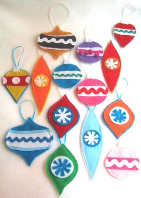 Mid century felt ornaments - craft Felt Ornaments Diy, Sustainable Holiday, Retro Christmas Decorations, Ornaments Homemade, Retro Ornaments, Holiday Goodies, Felt Christmas Decorations, Christmas Retro, Diy Ornaments