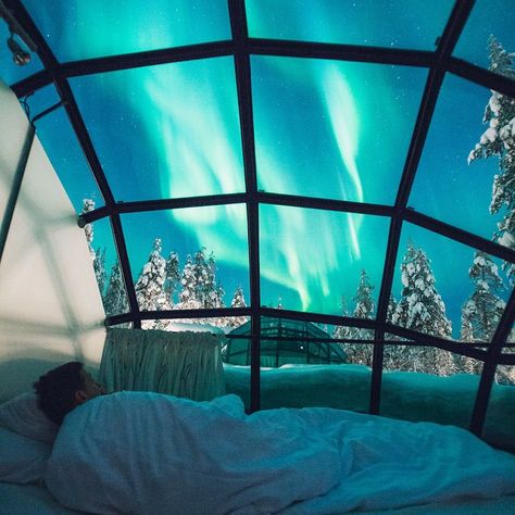 Canada Is Building A Northern Lights Resort With Giant Glass Igloos - Narcity Glass Igloo Northern Lights, Northern Lights Canada, Northern Lights Tattoo, Kakslauttanen Arctic Resort, Winter Honeymoon, Northern Lights Photo, Alaska Northern Lights, Northern Lights Photography, Lights Wallpaper