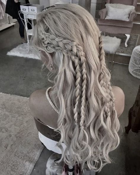 Danearys Stormborn Hair, Siren Face Claim, Targaryen Hair Aesthetic, Khaleesi Aesthetic, Targaryen Dress Aesthetic, House Of The Dragon Hairstyles, Daenerys Targaryen Hairstyle, Dragon Hairstyles, Targaryen Wedding Dress