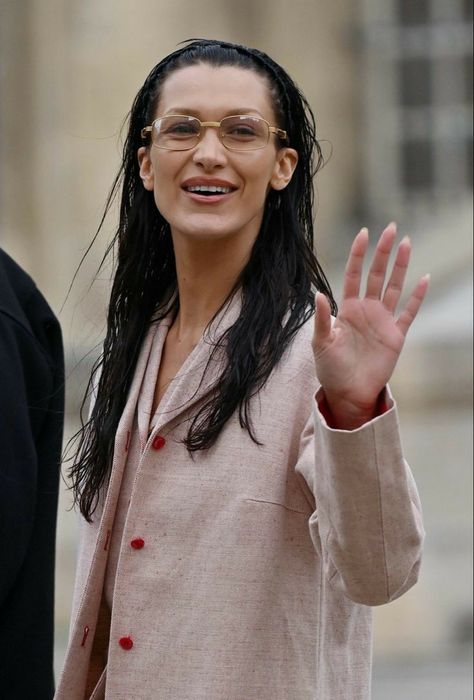 Bella Hadid Glasses, Victoria Beckham Fashion Show, Victoria Beckham Fashion, 90s Glasses, Beckham Fashion, Glasses Inspiration, Blind Girl, Victoria Beckham Style, Hadid Sisters