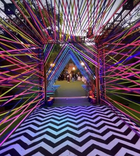 Diy Festival Entrance, Rio Carnival Theme Party, Sunset Party Decorations, Festival Entrance, Neon Party Decorations, Photo Booth Design, Coachella Party, Sunset Party, Photo Zone