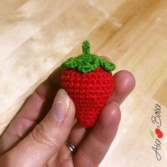 Une fraise au crochet, miam [Tuto] - Alice Balice - couture et DIY loisirs créatifs Crochet Strawberry, Crochet Fruit, Crochet For Beginners Blanket, Crochet Food, Crochet Diy, Magic Circle, Learn To Crochet, Crochet For Beginners, Knitting For Beginners