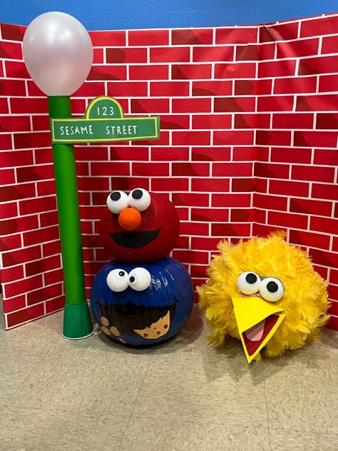 Sesame Street Truck Or Treat, Big Bird Pumpkin Decorating, Sesame Street Pumpkin Painting Ideas, Cookie Monster Trunk Or Treat Ideas, Sesame Street Pumpkins, Elmo Trunk Or Treat, Decorated Pumpkins Contest, Sesame Street Trunk Or Treat Ideas, Big Bird Pumpkin