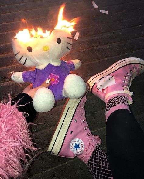 ⇢ 𝚙𝚒𝚗𝚝𝚎𝚛𝚎𝚜𝚝 ┊@cosmicgoth ༉‧₊˚✧ Punk Pastel, Emo Princess, Pink Goth, Pink Grunge, Hello Kitty Aesthetic, Images Kawaii, Hello Kitty Pictures, Hello Kitty Plush, Kitty Wallpaper