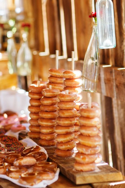 Wedding Cakes Alternatives, Donut Stack, Donut Bar Wedding, Barn Wedding Cakes, Cakes Unique, Donut Display, Krispy Kreme Donuts, Cake 5, Wedding Donuts