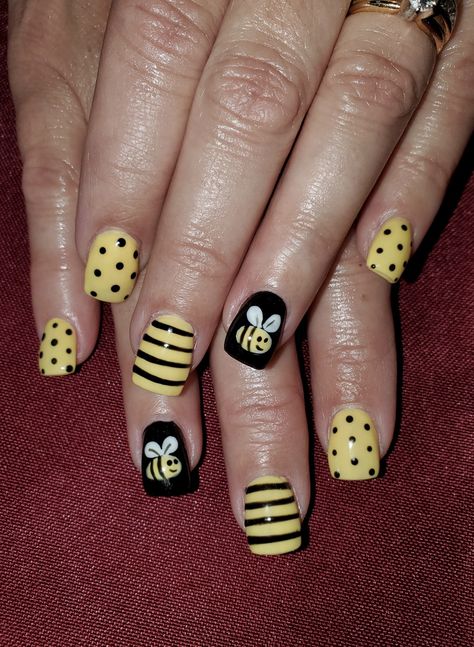 Bumble Nails, Sunflower Nails Ideas, Bee Gel Nails, Bee Nail Ideas, Bee Nail Art Designs, Bumblebee Nail Art, Nails With Bees, Bee Nail Designs, Honey Bee Nail Art