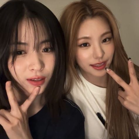 ryujin yeji ryeji itzy icon pfp Ryujin And Yeji Selca, Yeji And Ryujin Itzy, Shin Ryujin, Reaction Face, Best Sister, Avant Garde Fashion, Icon Pfp, Best Friends Forever, Matching Pfp