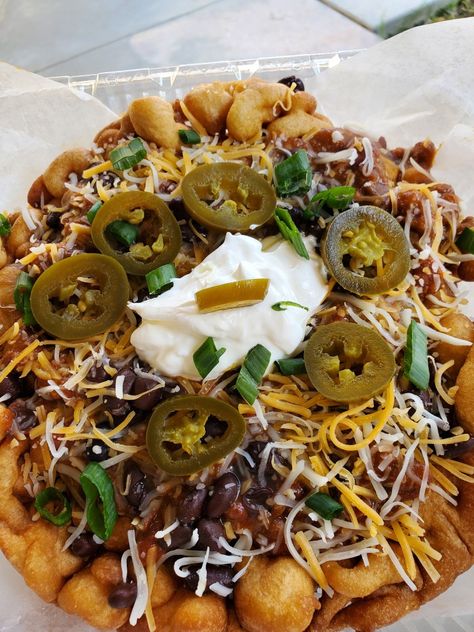 Same as our "unloaded" chili cheese Funnel Cake, except we add diced green onions, sliced jalapeños, and a dollop of sour cream! Cornbread Funnel Cake, Loaded Funnel Cake, Loaded Chili, Waffle Ideas, Cake Buffet, Food Combos, Fair Foods, Funnel Cake Recipe, Gourmet Apples