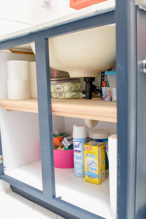 Under Bathroom Sink Cabinet Storage: How To Add A Shelf Inside Your Vanity In Under 20 Minutes And For Less Than $20! Under Sink Shelf, Under Bathroom Sink, Bathroom Organizing, Regal Bad, Diy Regal, Vanity Shelves, Bathroom Sink Cabinets, Sink Shelf, Diy Bathroom Storage