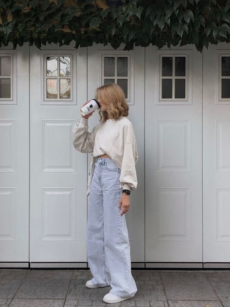 Light Colors Outfit, White Sweatshirt Outfit, Light Jeans Outfit, Light Blue Jeans Outfit, Neutral Color Outfits, Colors Outfit, Off White Sweatshirt, Trendy Outfit Inspo, Neat Casual Outfits