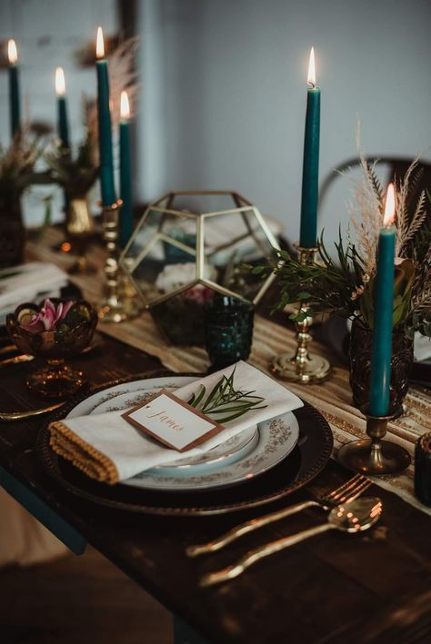 Moody Jewel Tone Wedding Table Settings, Dark Teal Centerpieces Wedding, Dark Terracotta Wedding, Dark Jewel Tone Wedding Table Settings, Art Deco Dinner Party, Restaurant Tablescape, Thanksgiving Table Scapes, Moody Jewel Tone Wedding, Interior Designer Aesthetic