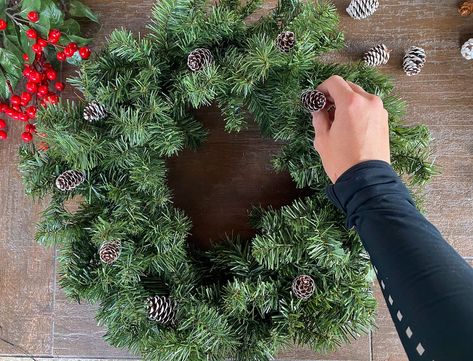 How To Decorate A Christmas Wreath - South Lumina Style Artificial Pine Wreath Ideas, How To Decorate A Christmas Wreath, Decorate Christmas Wreath, How To Decorate A Wreath, Real Christmas Wreaths, Christmas Boxwood, Boxwood Wreath Christmas, Christmas Reef, Plain Wreaths