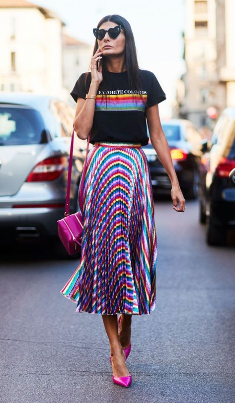 The midi skirt is a classic staple everyone needs in their wardrobe. Here's how to wear a midi skirt like a street style star. Italian Street Style, Wasp Waist, Rok Outfit, Skirt Diy, Walking Down The Street, Giovanna Battaglia, 여름 스타일, Model Street Style, Coco Mademoiselle