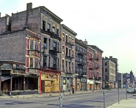 Cincinnati looks amazingly like NYC (particularly Brooklyn), moreso than other cities, with the late 18th and early 19th century brick building designs, and especially with the near ubiquity of fire escapes. ("West End"; appears to be Central Ave. looking toward Elizabeth, judging from the beige building on the next corner, the only one left. The area has been developed with retro townhouses. Luckily, many other similar old scenes remain in the city). Urban Background, Hidden City, Childhood Images, Fire Escape, Building Designs, Moving To California, Usa States, City Pictures, Ohio River