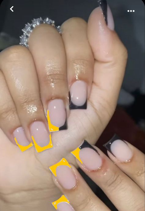 Black And Yellow Short Nails, Black N Yellow Nails, Short Acrylic Square Nails Designs, Yellow And Black Nails Design, Yellow And Black Nails, Black And Yellow Nails, Yellow Nail, Black Acrylic Nails, Square Nail Designs